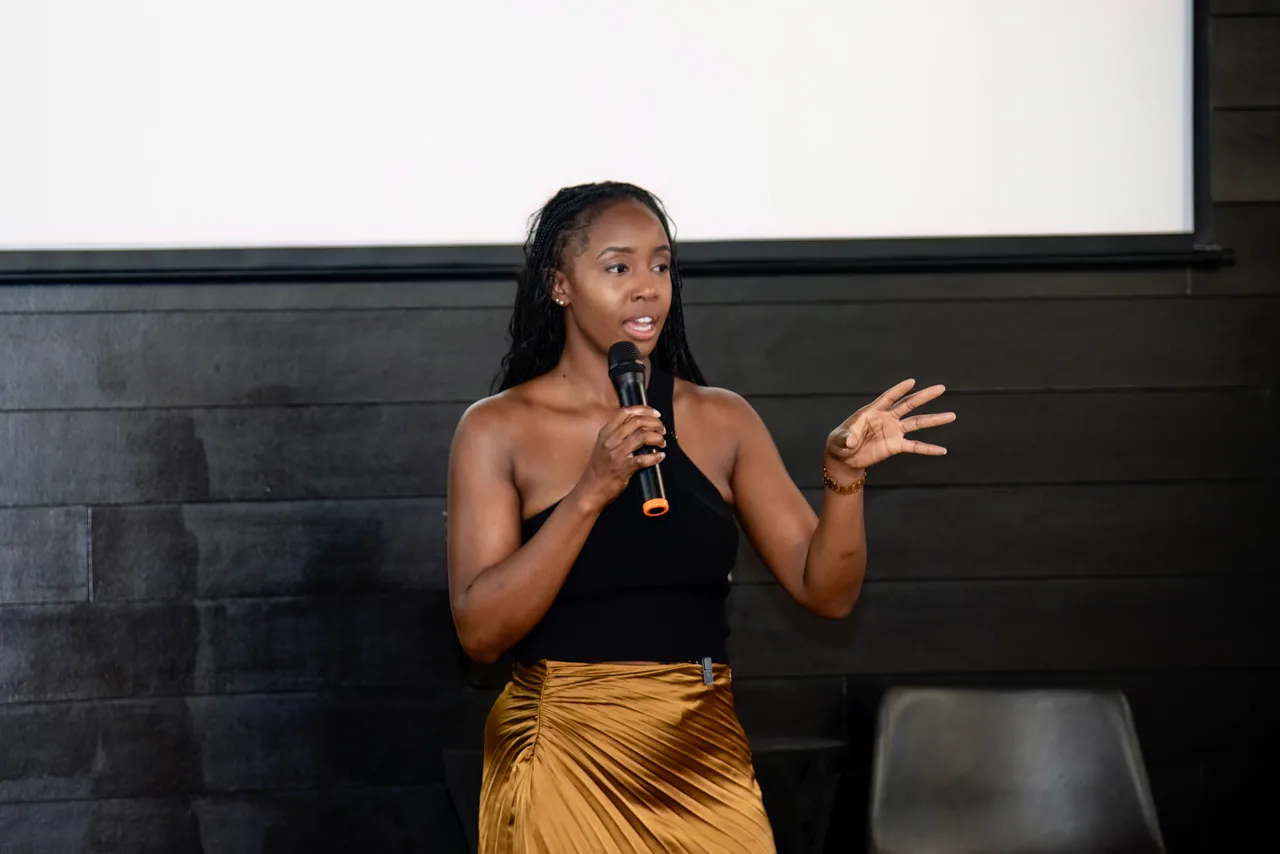 Keleisha Carter speaking with a microphone